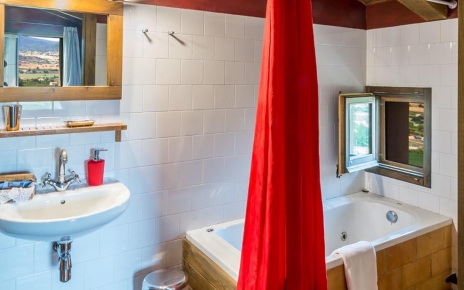 Algunos baños tienen bañera 